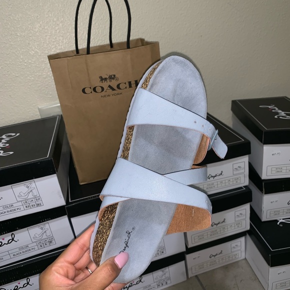 Get yourself a pair of flat sandals !!  🚨JUST SIZE 8.5 AVAILABLE 🚨 - Picture 6 of 6